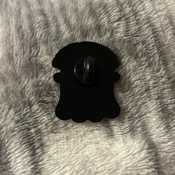 I See Real People Scared Ghost Enamel and Metal Pin - Picture 2 of 2